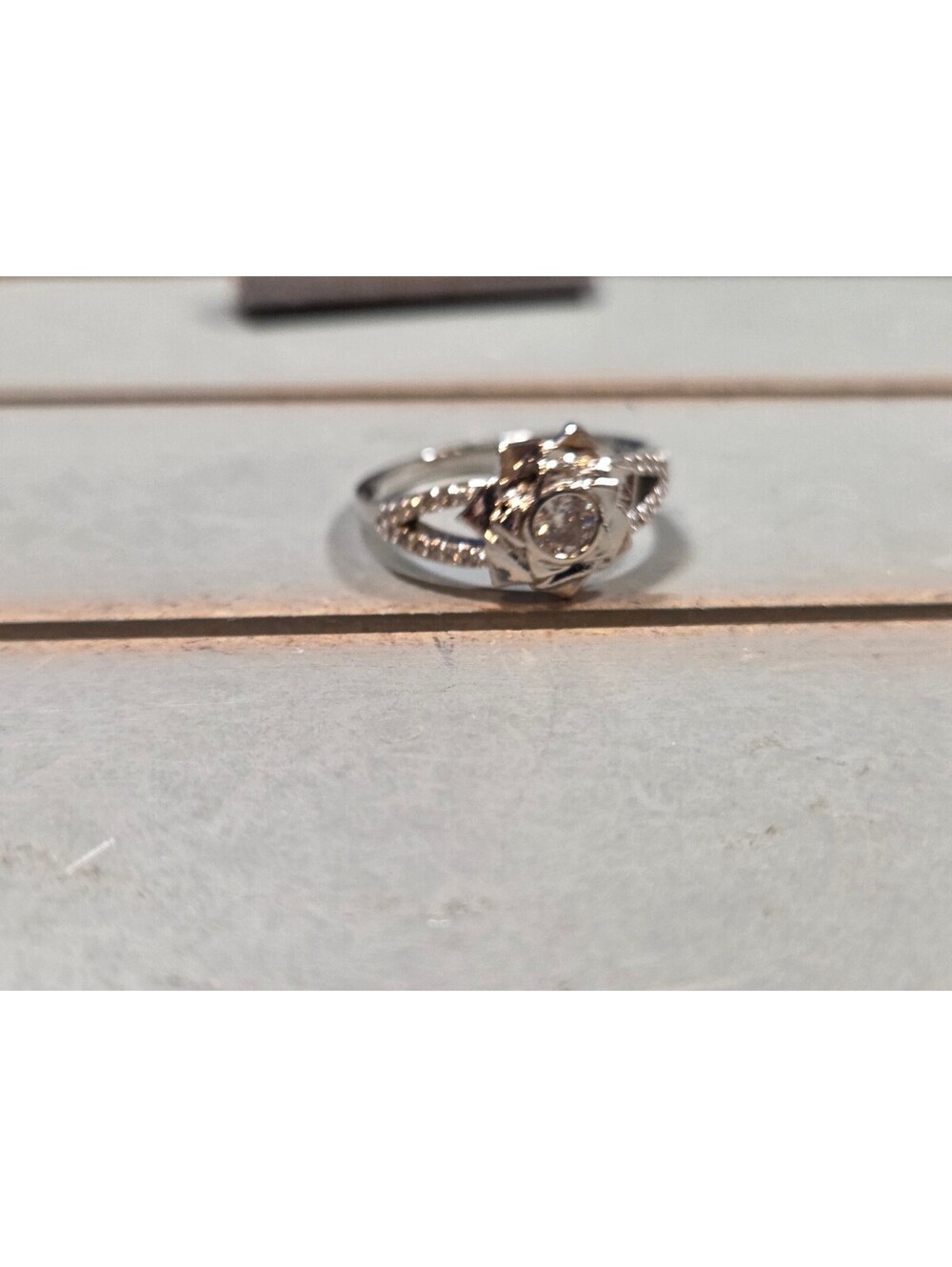 Sz 8.5 Sterling Silver Rose Design Ring with Central Stone